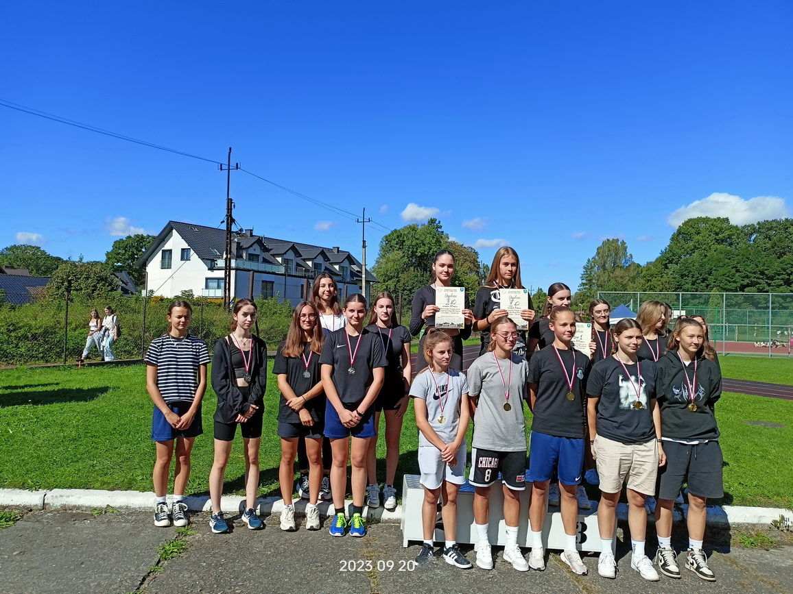 Zdjęcie IMG202309201144203e36bb37-71b5-43cc-86fb-64a0f952508e.jpg w galerii Sztafetowe Biegi Przełajowe Dziewcząt